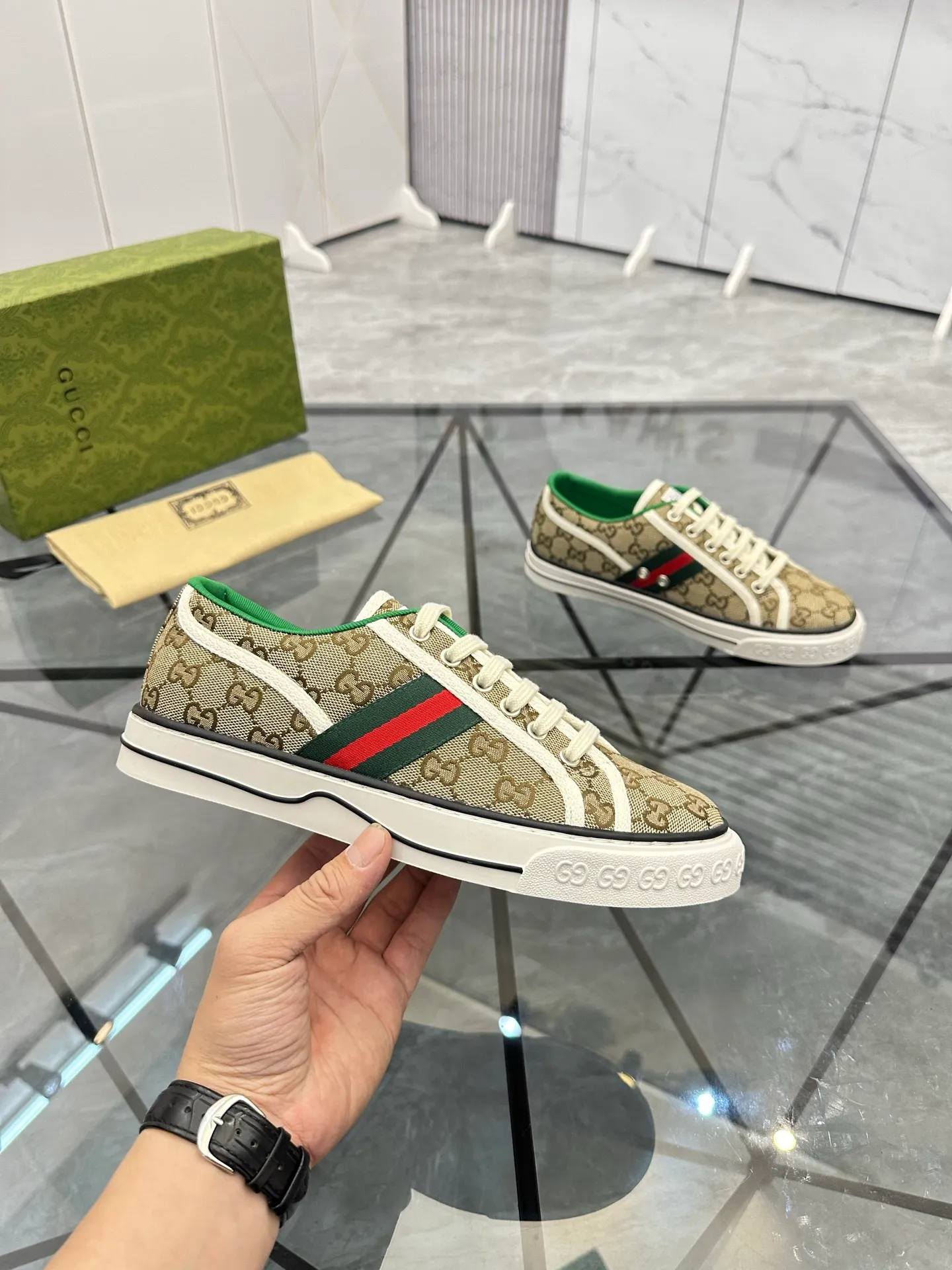 Men's shoes: 💰P360¥ Product trademark: Gucci* "Gucci*" low-cut casual shoes Regular size: 38-44 (can be customized to 45.46.) Product materials: Original material from the upper counter, breathable lining, original outsole. Number: 661